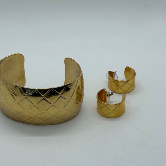 Quilted Gold-Tone Cuff Bracelet & Earrings Set Vintage Style Jewelry - Picture 8 of 12